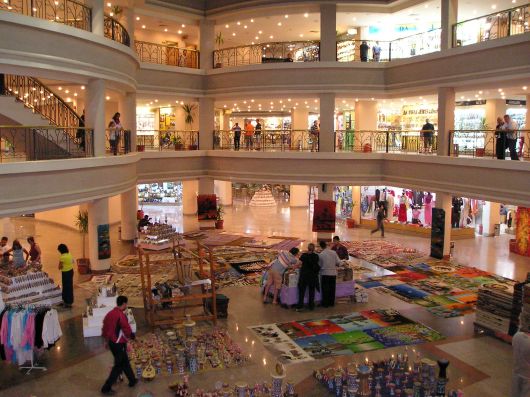 winkelcentrum bij ons aan de overkant