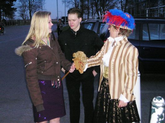 Els brengt de mensen naar de deur