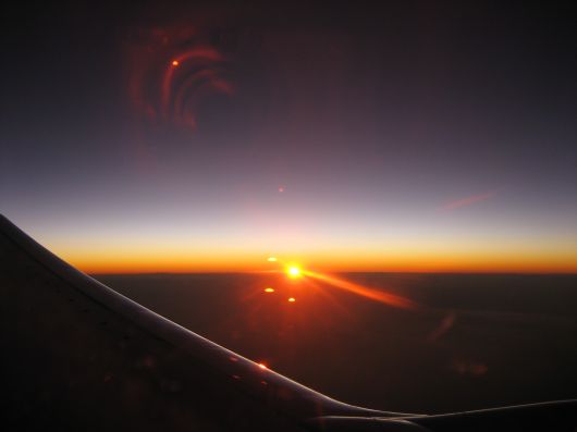 zonsondergang vanuit het vliegtuig