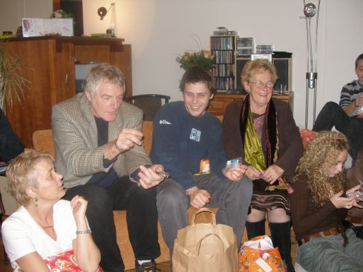 Jan pakt zijn cadeau uit