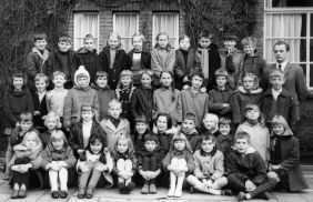 een klas in de Philomenaschool (3e kind van rechts, 2e rij van onder ben ik)