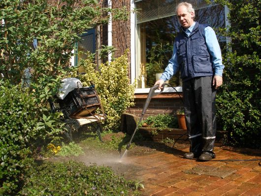 Henk aan het werk in mijn voortuin
