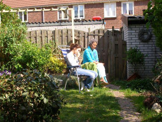 Amber en ik in de pas gesnoeide tuin