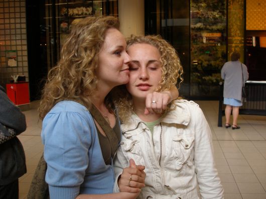 Bij aankomst op Schiphol/nichtjes Nadine en Daphne