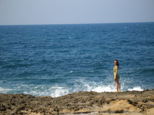 Amber geniet van het opspattende water