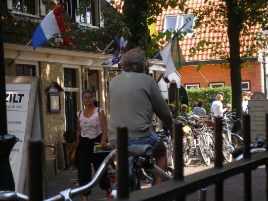 op drukke momenten in de Dorpsstraat
