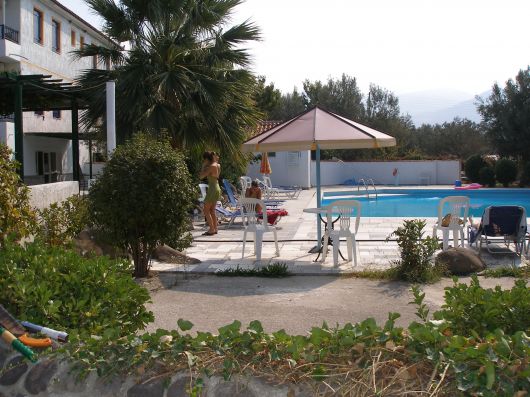 Bij het appartement is een klein zwembad