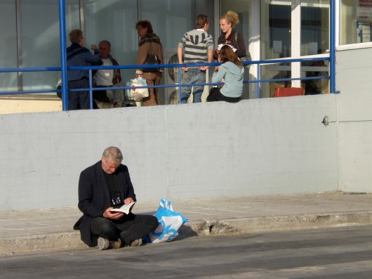 iedereen staat op het vliegveld in Lesbos klaar