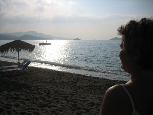 Op de achtergrond Gideon en Amber op een springkussen in de zee