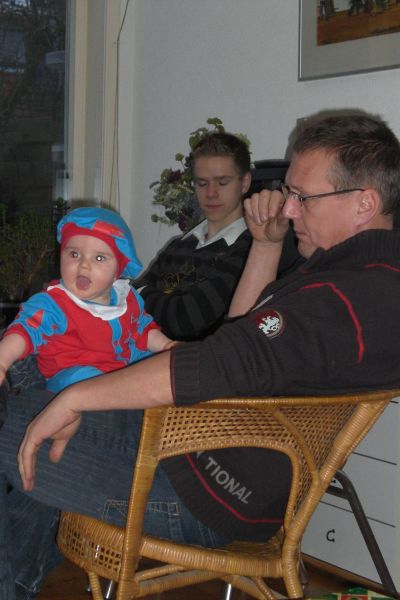 Milan bij Wout op schoot