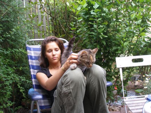 am en poes maus in de tuin