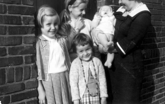 aan de poort: Ber, Els, Mar, Sim