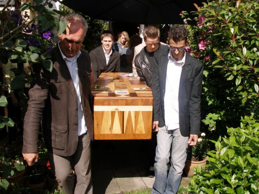 kist met Mar door de achtertuin