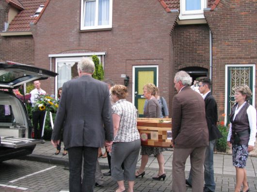 de kist wordt in de auto gedragen