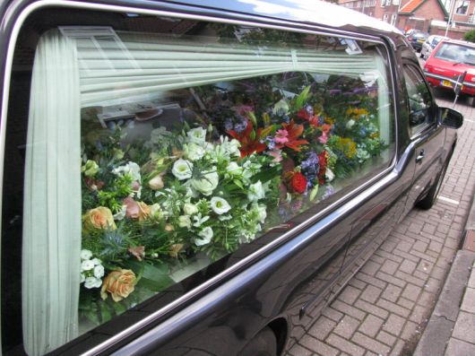 bloemen zijkant auto