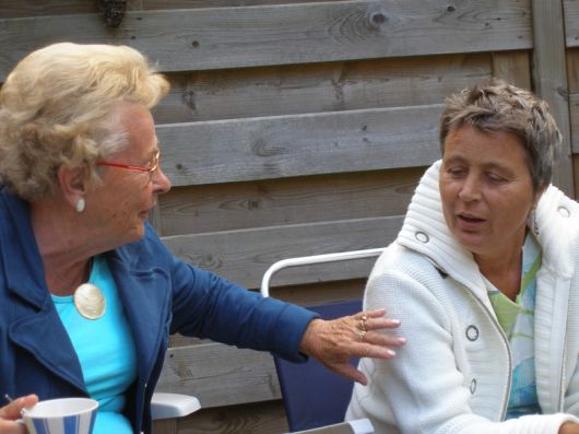 Mamma en Gaby in de tuin bij Ber, augustus 2007
