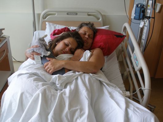 Amber bij Gaby in het ziekenhuisbed, juni 2008