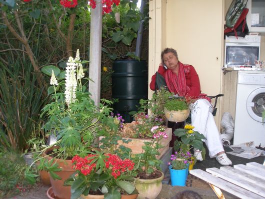 Gaby in de open bijkeuken, plekje voor weer en wind