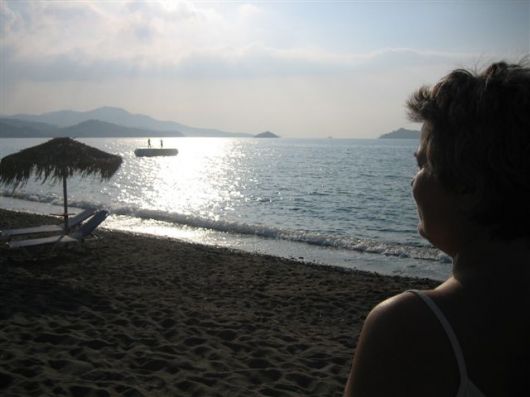 Lesbos, Mar kijkt naar Amber op het water