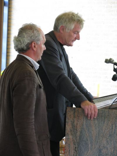 Henk naast Jan