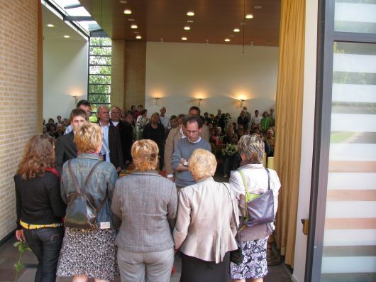 Gesloten, hand in hand voor de kist