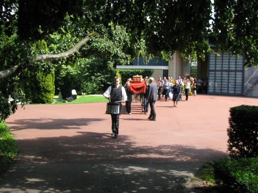 Het begin van de stoet met de trommelaar voorop