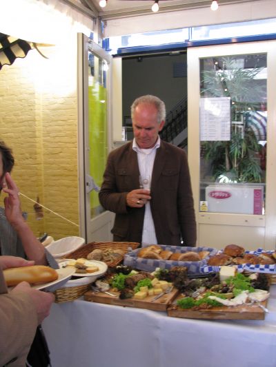 henk bij de kaas en het brood